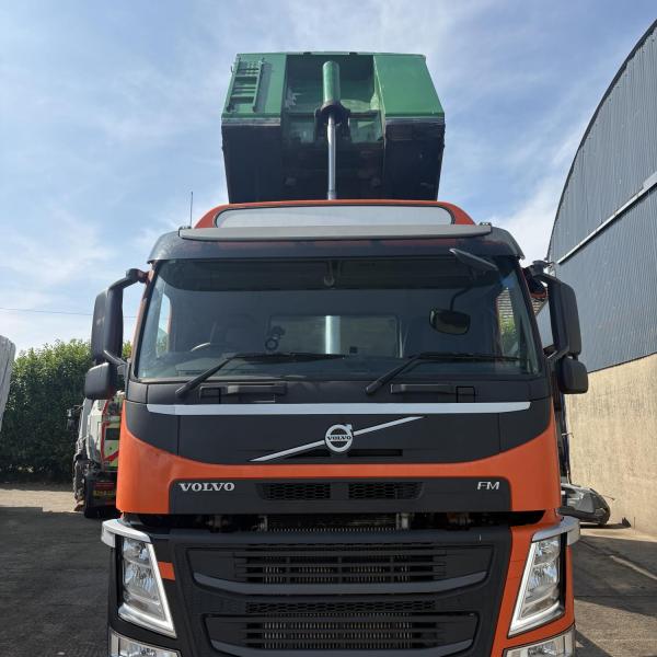 Volvo FM11 410 8x4 Tridem Bulk Blower
