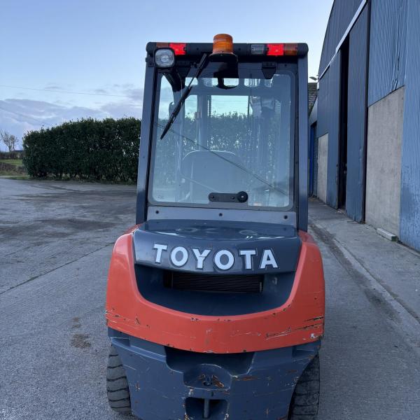 TOYOTA 2.5 TONNE DIESEL FORKLIFT