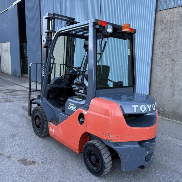 TOYOTA 2.5 TONNE DIESEL FORKLIFT