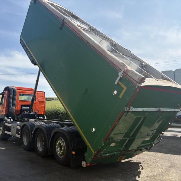 Volvo FM11 410 8x4 Tridem Bulk Blower