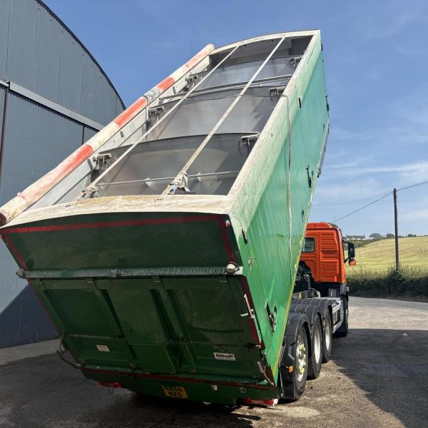 Volvo FM11 410 8x4 Tridem Bulk Blower