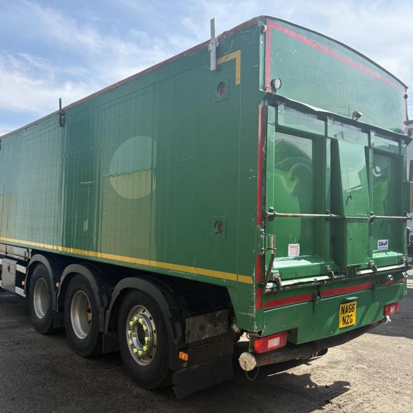 Volvo FM11 410 8x4 Tridem Bulk Blower